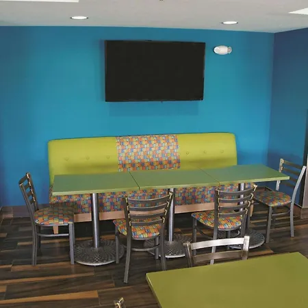 La Quinta By Wyndham Grand Forks-3