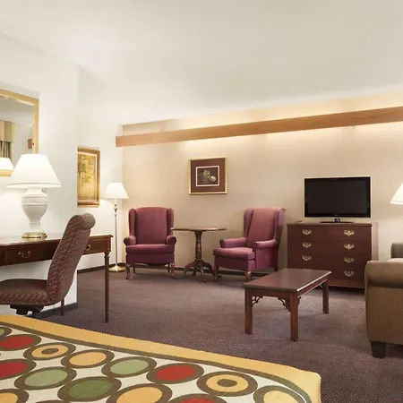Super 8 By Wyndham Milwaukee Airport-2