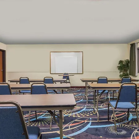 Super 8 By Wyndham Denton-3
