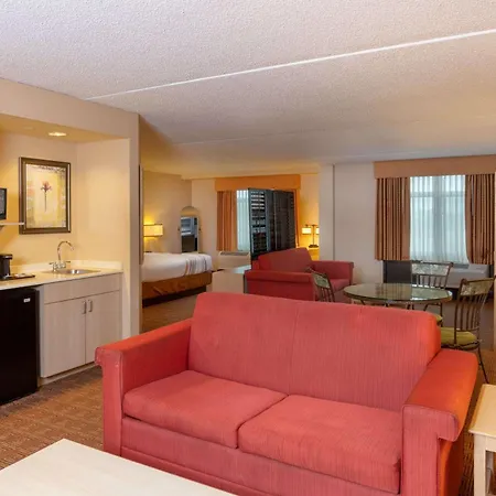 La Quinta By Wyndham Garden City-3