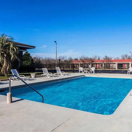 Econo Lodge Inn & Suites Conference Center Dublin-3