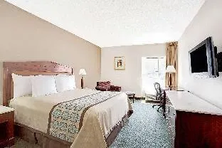 Days Inn By Wyndham Newport News City Center Oyster Point-3