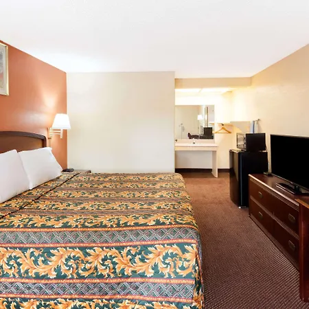 Knights Inn - Tucker-3