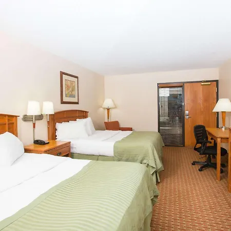 Ramada By Wyndham Des Moines Tropics Resort & Conference Ctr-3