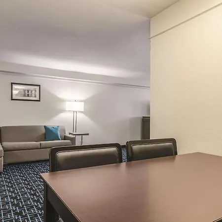 La Quinta By Wyndham Kansas City Airport-3