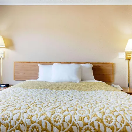 Days Inn By Wyndham Fairmont-3