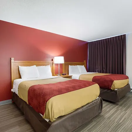 Econo Lodge Inn & Suites Escanaba North-3