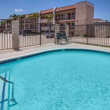 Days Inn By Wyndham Ontario Airport-3