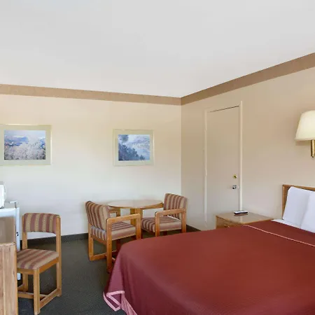 Howard Johnson By Wyndham Brigham City-2