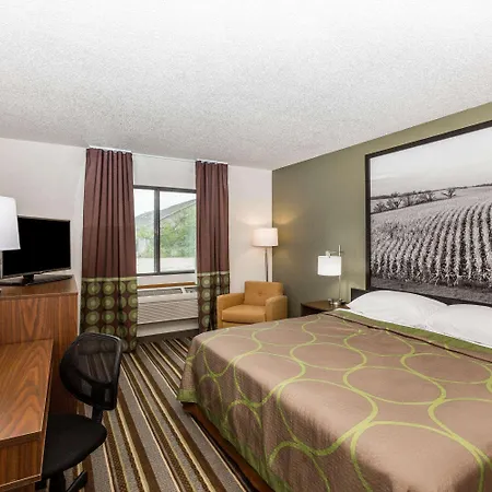 Super 8 By Wyndham Storm Lake-3