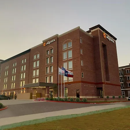 La Quinta Inn & Suites By Wyndham Dallas - Frisco Stadium-2