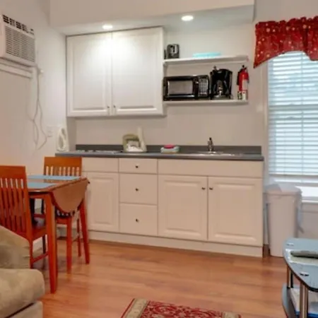 Carriage House Motel Cottages & Suites-2