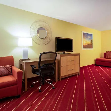 Days Inn By Wyndham Marquette-3
