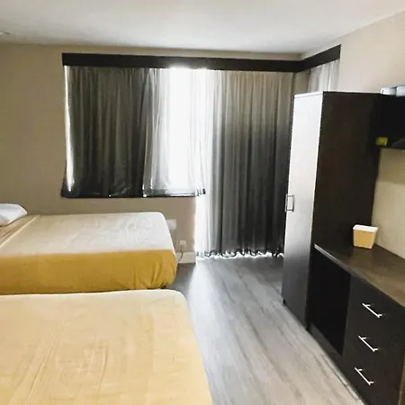 Royal Hotel Bronx-3