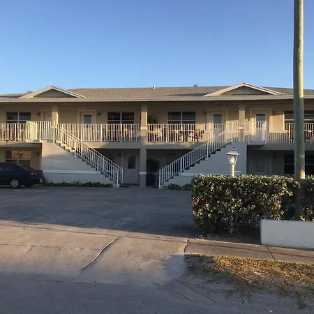 Hollywood By The Sea-2
