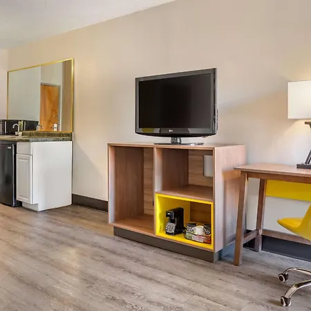 Days Inn & Suites By Wyndham Rocky Mount Golden East-2