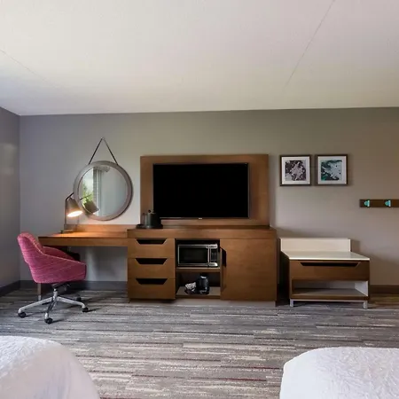 Hampton Inn & Suites Herndon-Reston-2