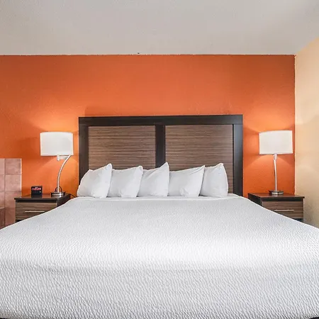 Days Inn & Suites By Wyndham Traverse City-2