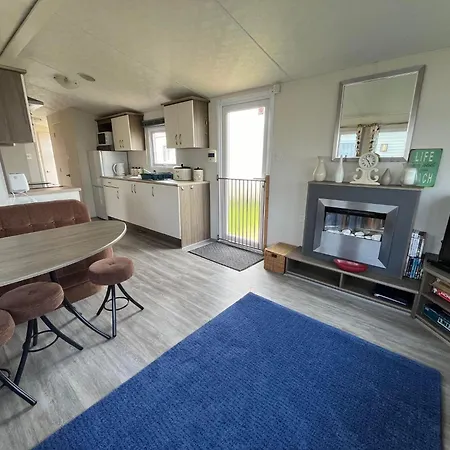 Ormesby Beach Haven: Pet-Friendly Family Retreat-2