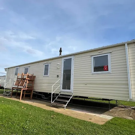 Ormesby Beach Haven: Pet-Friendly Family Retreat-3
