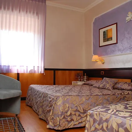 Benny Hotel-3