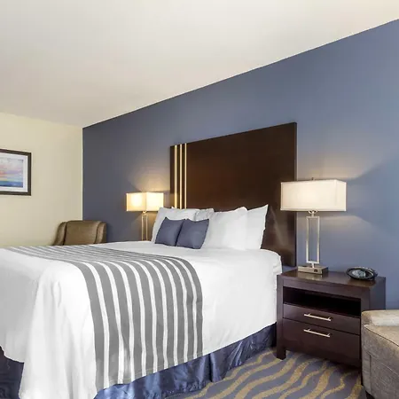 Best Western Plus Edmonds Harbor Inn-2
