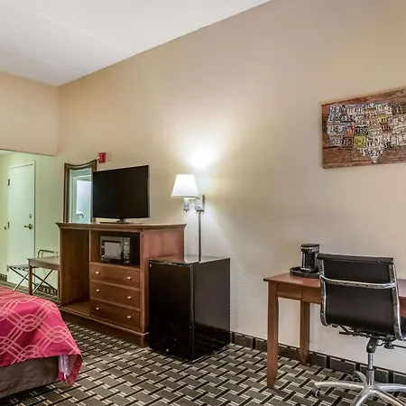 Econo Lodge Inn & Suites Marietta Near Dobbins Arb-3