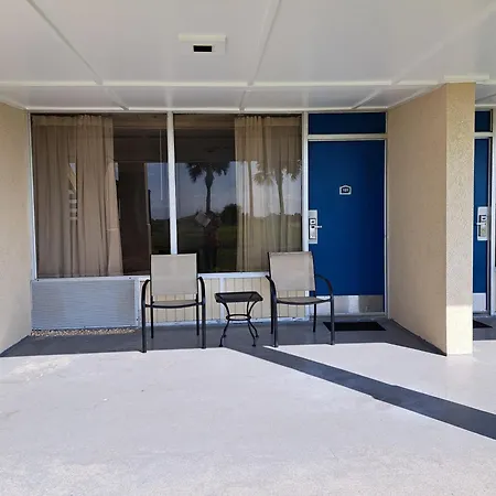 Days Inn & Suites By Wyndham Jekyll Island-3