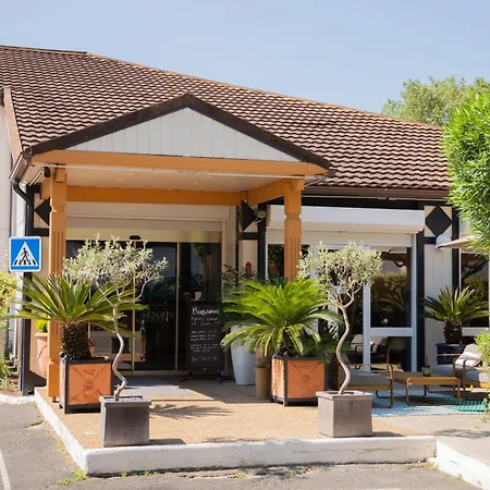 Brit Hotel Confort Nîmes Ouest - A9 sortie 25 - Pdj dès 5h30 - Parking PV - Terrasse&jardin - Pet friendly - Séminaire - Accueil groupe-2