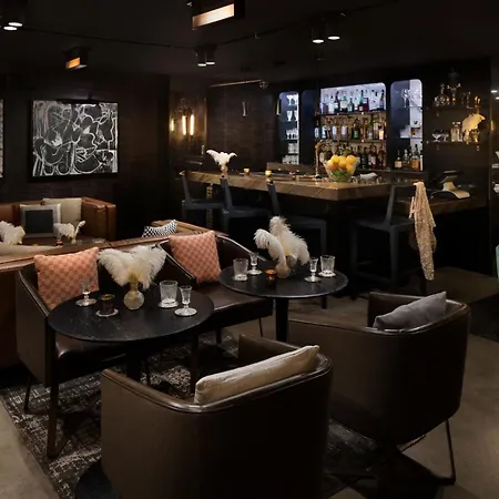 Moxy San Diego Gaslamp Quarter-3