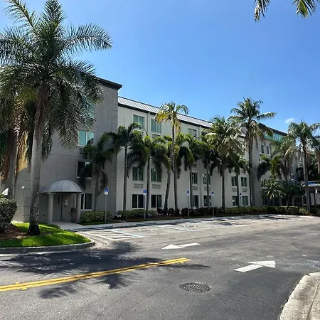 La Quinta Inn & Suites By Wyndham Sawgrass-3