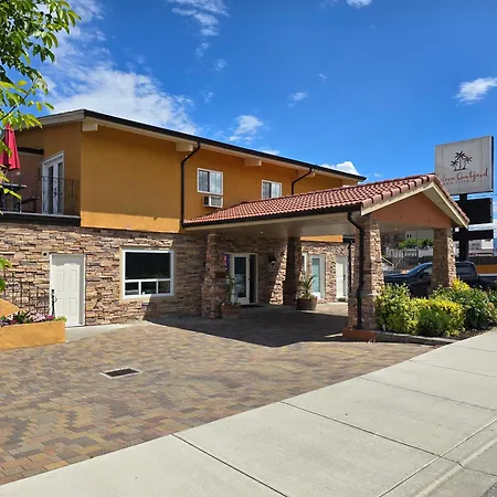 Sahara Courtyard Inn & Suites Osoyoos-2