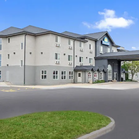 Days Inn By Wyndham Steinbach-3