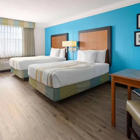 La Quinta Inn By Wyndham Pittsburgh Airport-3