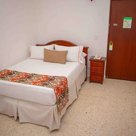 Hotel y Cabañas - Centro Vacacional Comfandi Lago Calima-3