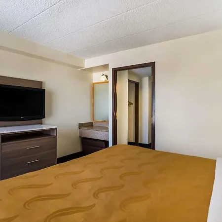 Quality Suites Milwaukee Airport-3