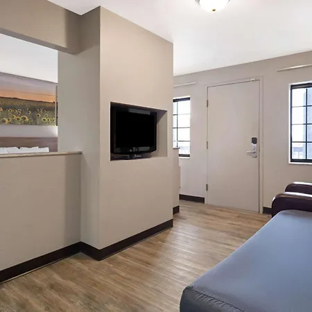 Days Inn & Suites By Wyndham Kokomo-2