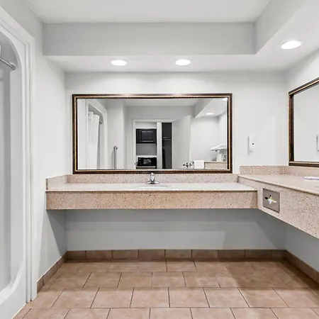 Quality Inn & Suites San Antonio Airport - Stone Oak-3