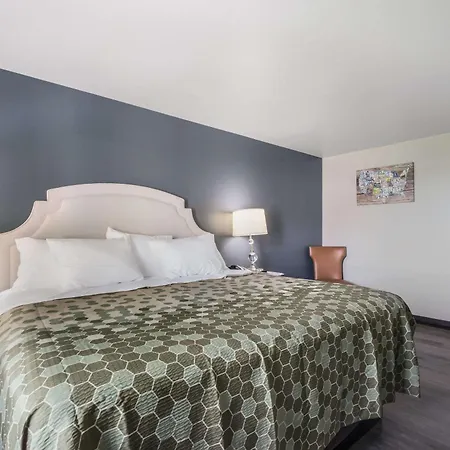 Econo Lodge Neenah-3