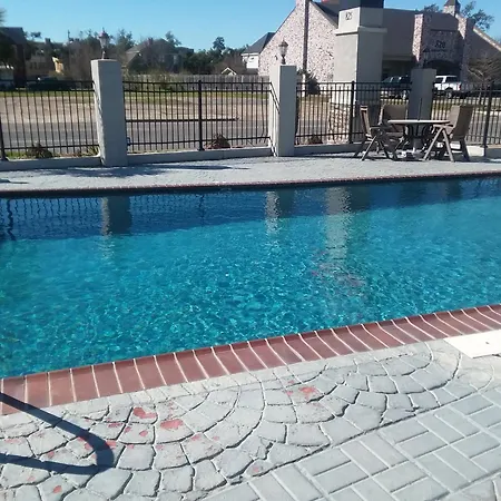 Howard Johnson By Wyndham Historic Lake Charles-3