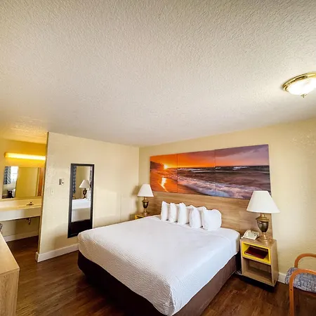 Days Inn By Wyndham Mackinaw City - Lakeview-3