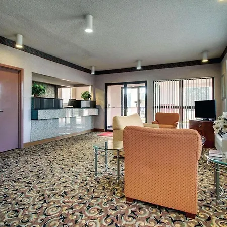 Econo Lodge Inn & Suites Forest-3