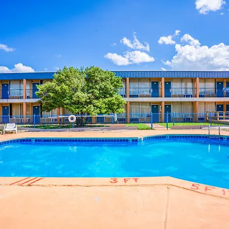 Castle Inn & Suites By Oyo Lawton-3