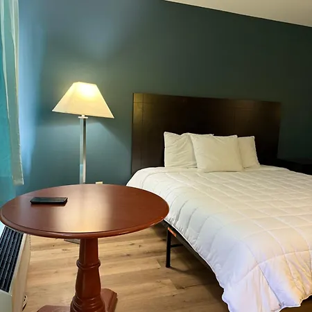 Country Club Inn & Suites-2