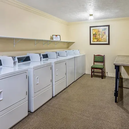 Econo Lodge Inn & Suites High Level-2