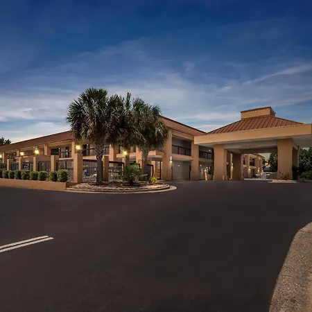 Quality Inn & Suites Near Robins Air Force Base-2