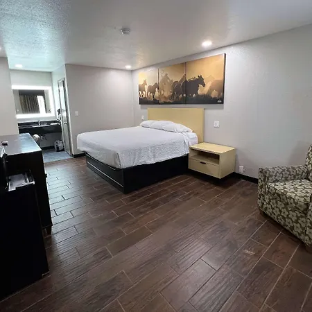 Days Inn & Suites By Wyndham - Canton First Monday Trade Days-2