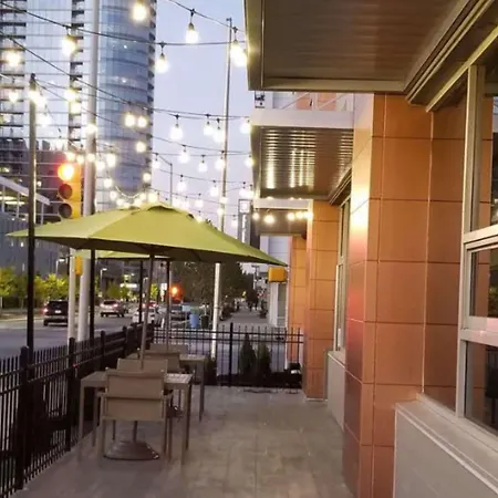 La Quinta Inn & Suites By Wyndham Indianapolis Downtown-2