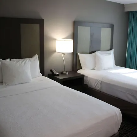 La Quinta Inn & Suites By Wyndham Indianapolis Downtown-3