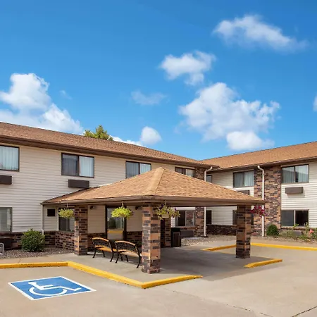 Days Inn & Suites By Wyndham Davenport East-3